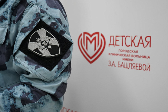 Маленьких пациентов больницы имени З.А. Башляевой поздравил росгвардейский Дед Мороз специального назначения